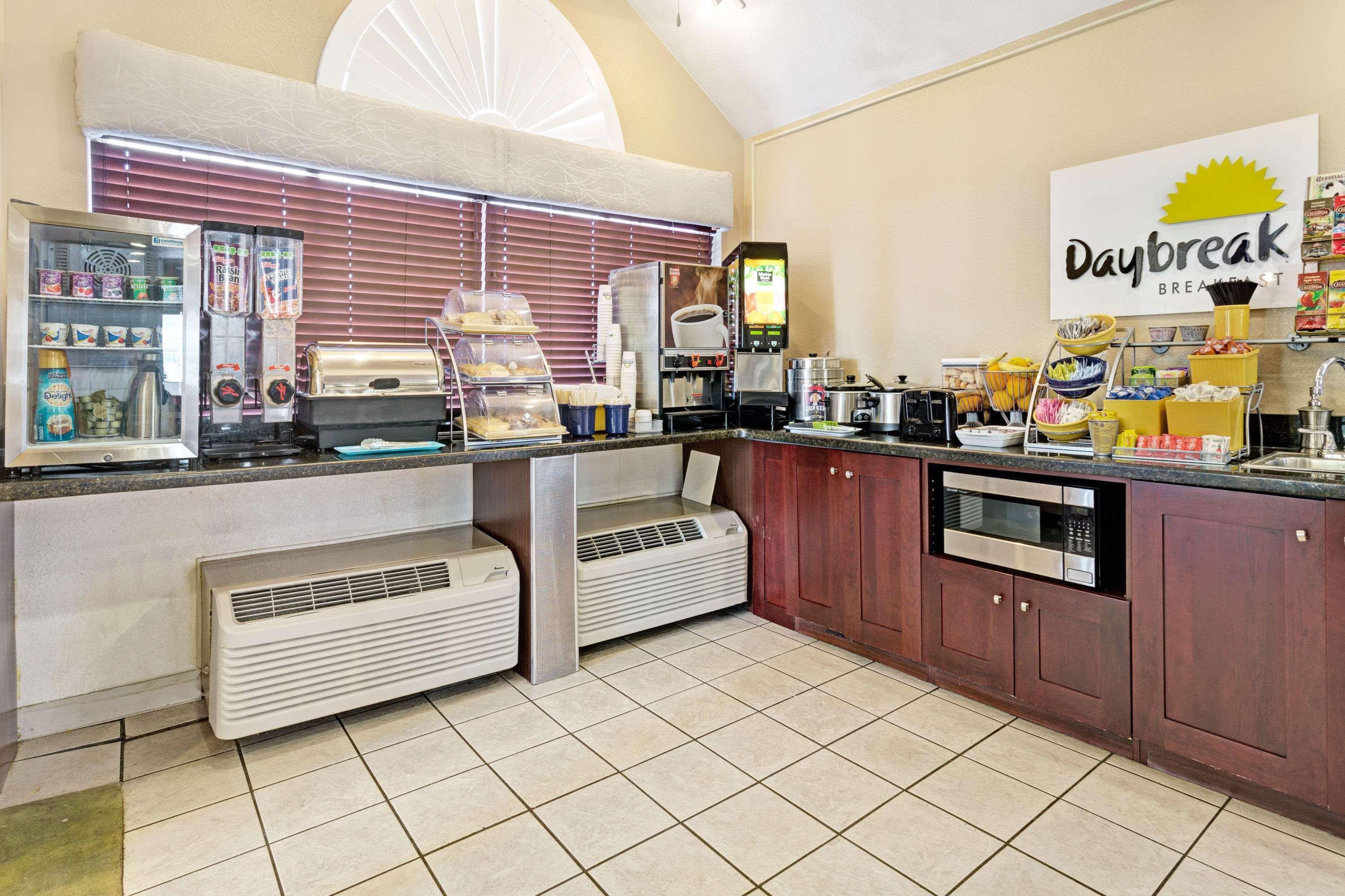 Days Inn & Suites By Wyndham Greeley Extérieur photo