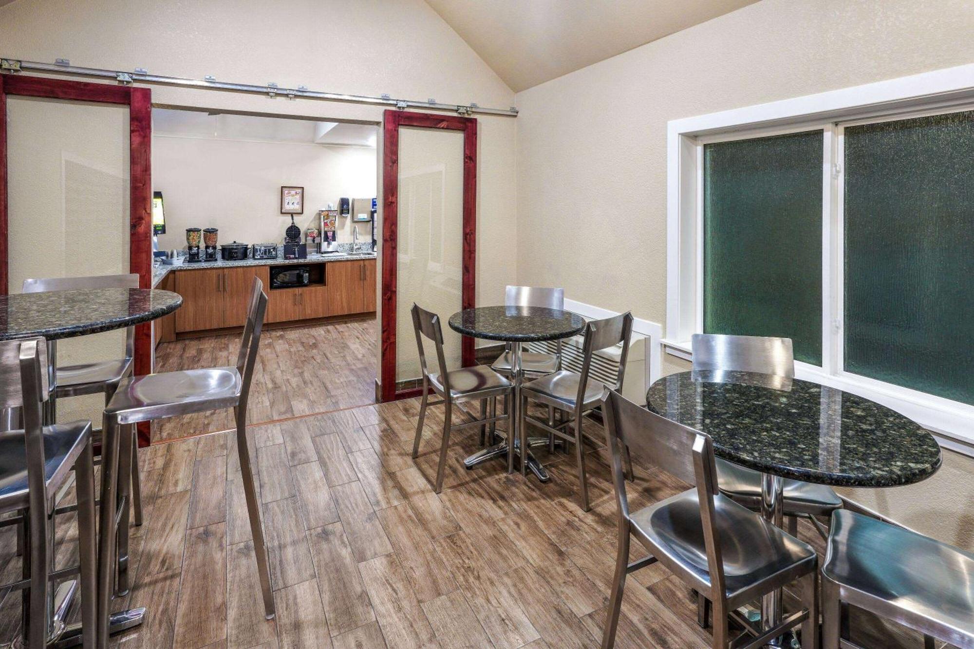 Days Inn & Suites By Wyndham Greeley Extérieur photo